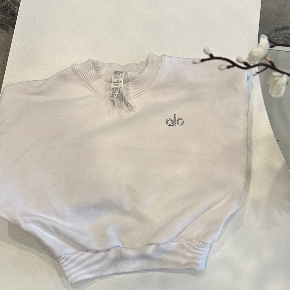ALO Yoga White Crewneck Sweatshirt with Subtle Logo